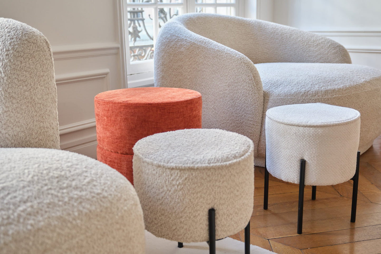 Abel – Pouf rond en velours ocre pieds en métal Potiron Paris