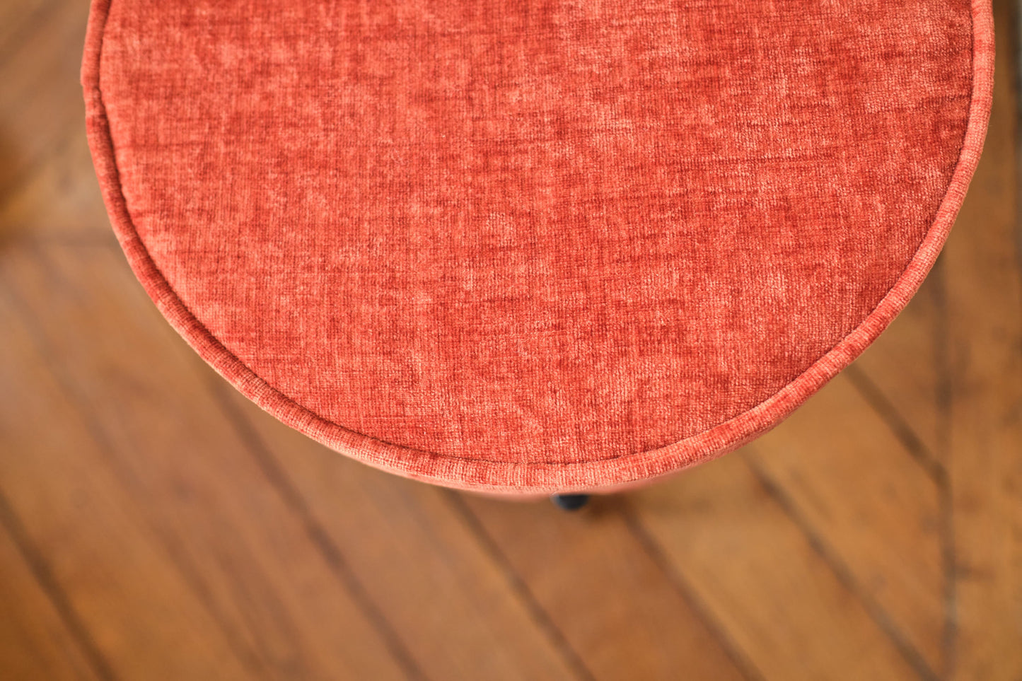 Abel – Pouf rond en velours ocre pieds en métal Potiron Paris