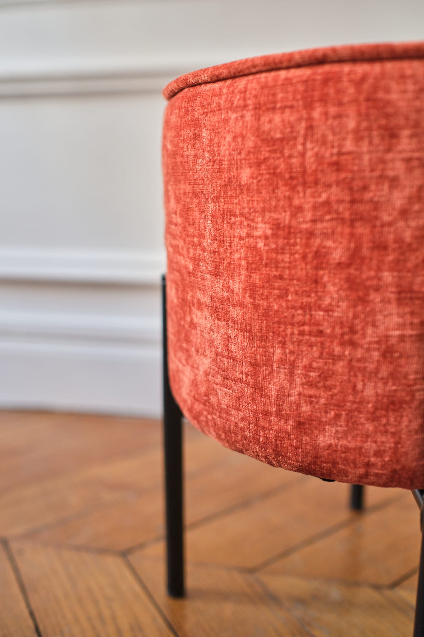 Abel – Pouf rond en velours ocre pieds en métal Potiron Paris