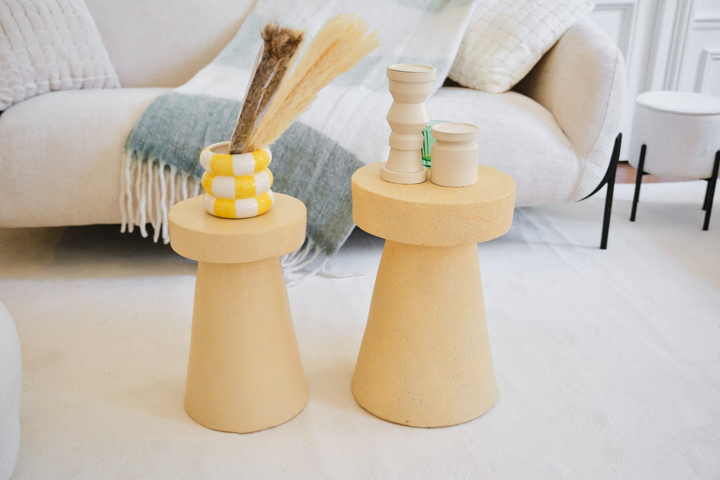 Petite table d’appoint ronde design en magnésie mouchetée rose Anémone Potiron Paris