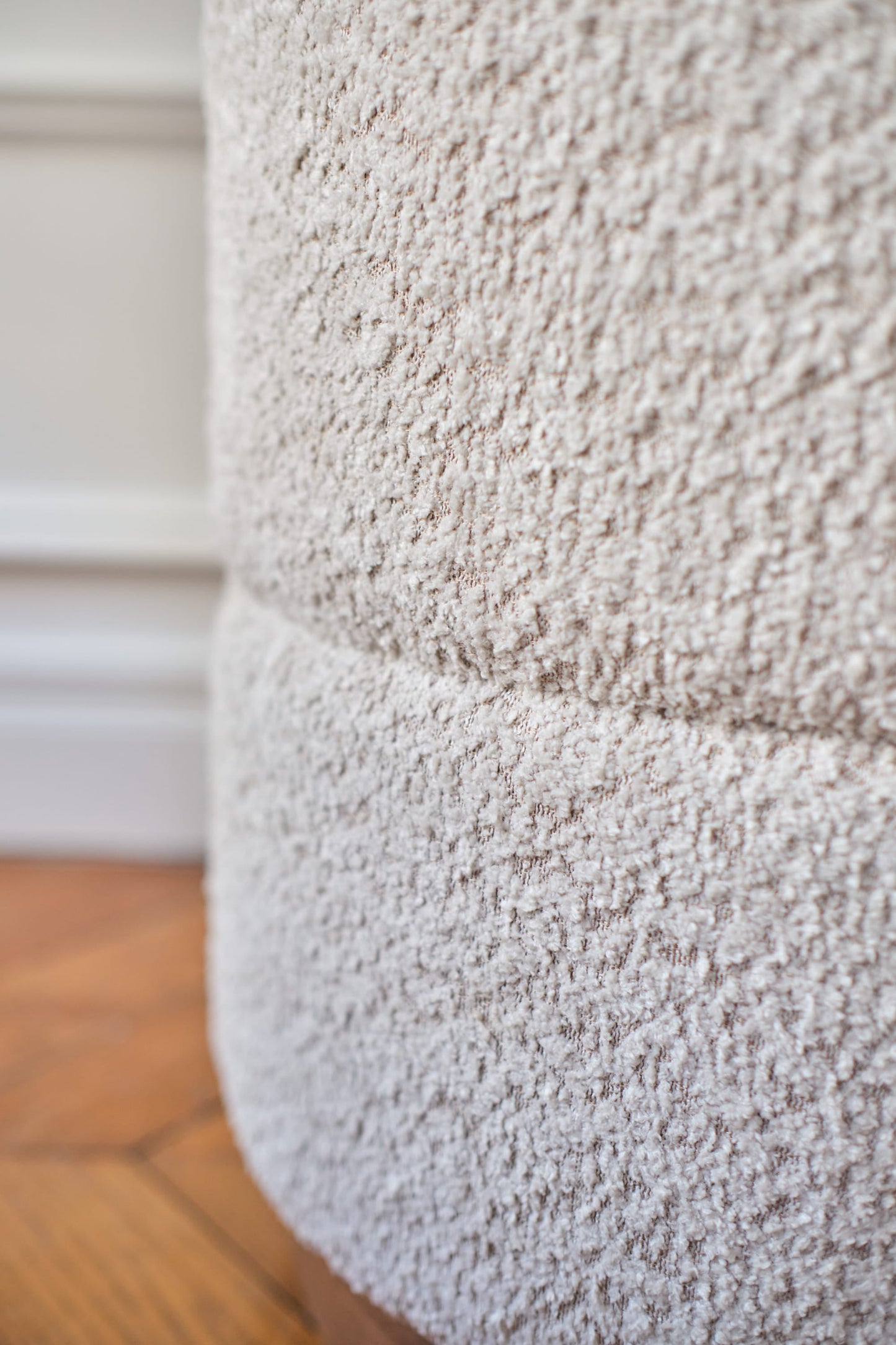 Auguste – Pouf cylindrique en bouclette crème Potiron Paris