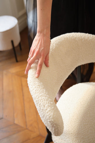 Lot de 2 chaises de salle à manger en tissu bouclette blanche & métal noir Mona Potiron Paris