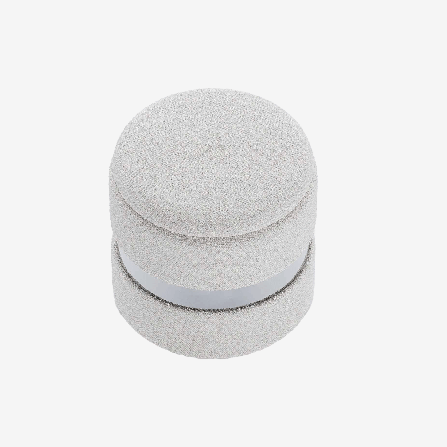 Idéal pour le style bohème ou le style campagne chic, le pouf avec rangement en bouclette gris-crème & métal argenté Capucine Potiron Paris