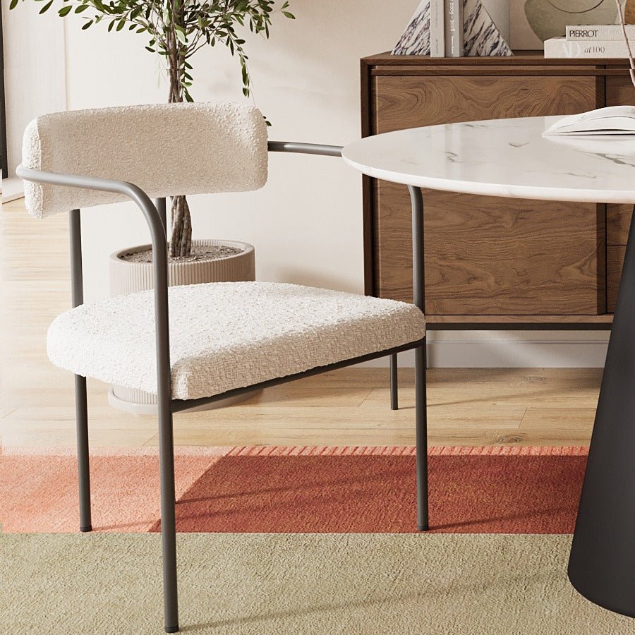 Chaise de salle à manger tapissée avec accoudoirs, bouclette gris-crème- Potiron Paris, la décoration intérieur moderne haute en couleurs