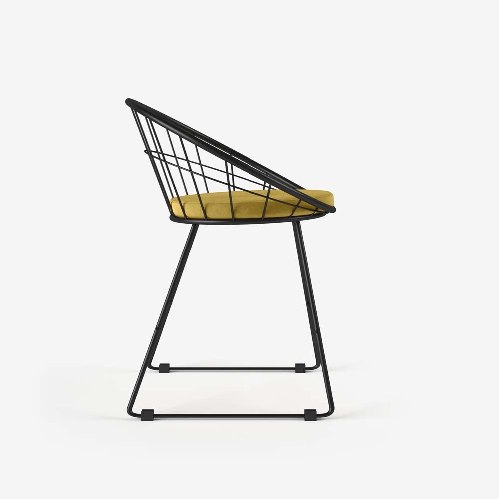 Chaise Joane métal noir et velours jaune moutarde - Potiron Paris