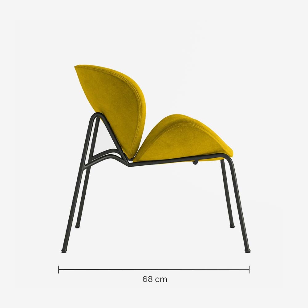 Fauteuil Malaga en velours jaune moutarde et pieds métal noir Potiron Paris