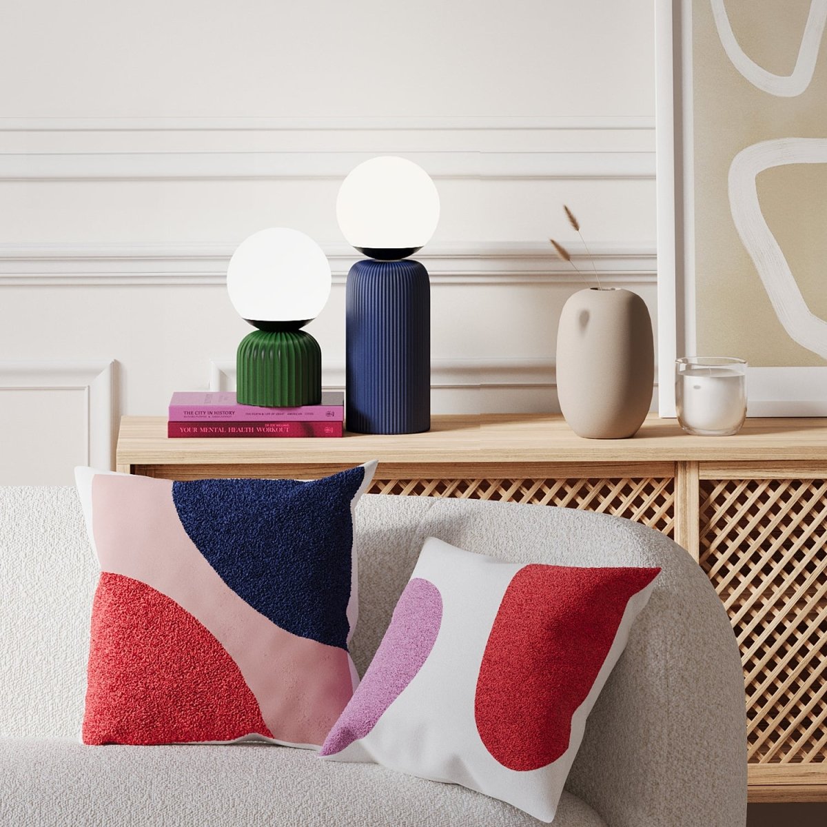 Lampe de table à poser sur un meuble salon style vintage en céramique verte et globe en verre- Potiron Paris, le luminaire design de la décoration d'intérieur chic et moderne