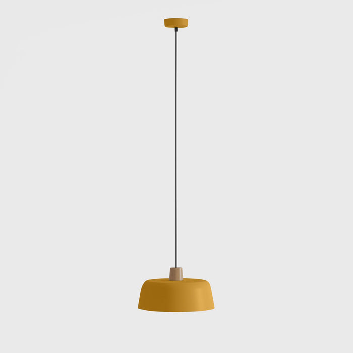 Luminaire suspension en métal jaune moutarde et bois, Modena Potiron Paris