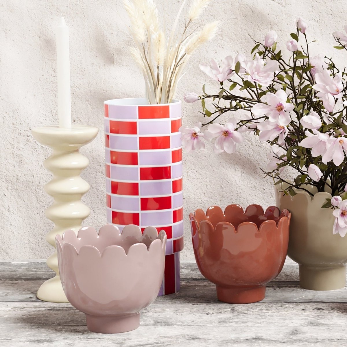 Potiron Paris, meuble deco design moderne : Petit pot à fleurs forme tulipe en céramique rose, collection arts de la table & décorations à poser