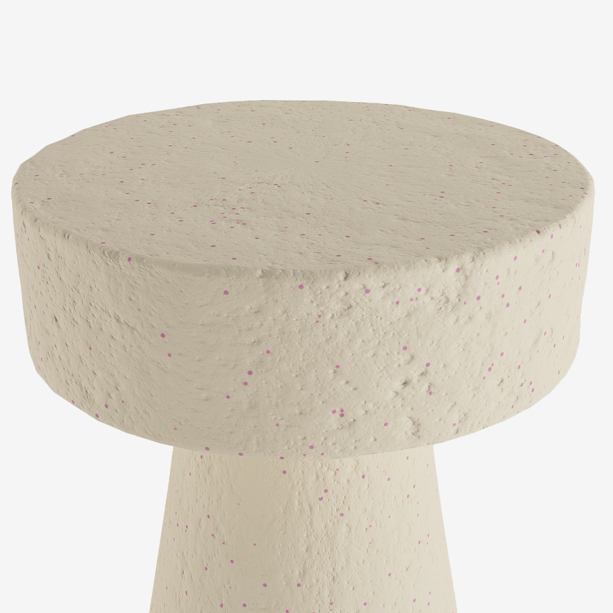 Aspect naturel et artisanal du design brutaliste : Table d’appoint circulaire en magnésie crème mouchetée rose Marguerite Potiron Paris