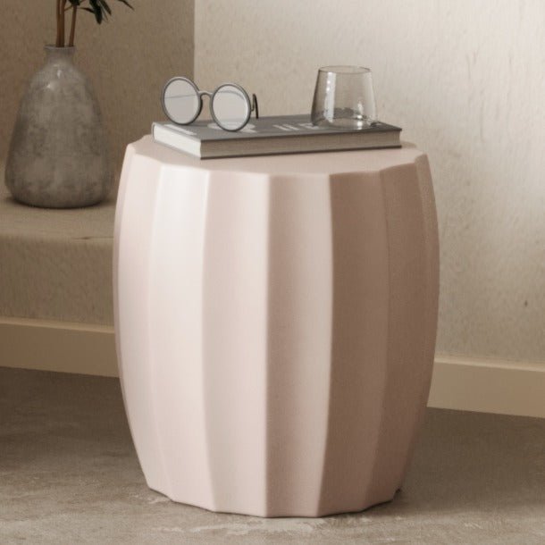 Petit meuble de salon moderne chic pas cher : Table d'appoint ronde en ciment rose - Potiron Paris, décoration maison pas cher