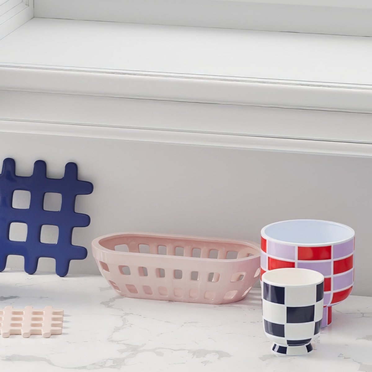 La céramique est dans la tendance déco chic ! Le vase pot à fleurs ou coupe centre de table Versailles , avec son motif géométrique à damier bicolore est un atout déco - Potiron Paris, décoration maison pas cher