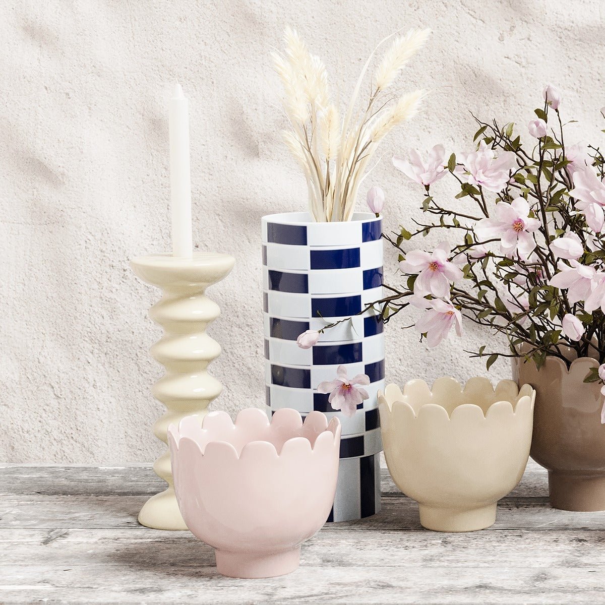 Le vase céramique marine et blanc et son motif géométrique à damier permet toutes les associations, de style bohème ou moderne - Potiron Paris, collection déco à motifs géométriques graphiques