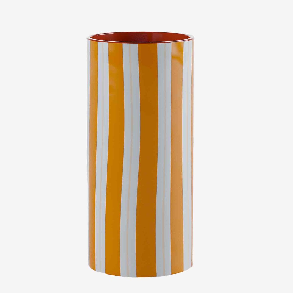 Dans une chambre de style bohème avec un bouquet de branches de coton, dans un salon moderne pour la touche de couleur de la céramique rayée orange, ce grand vase droit est un atout déco