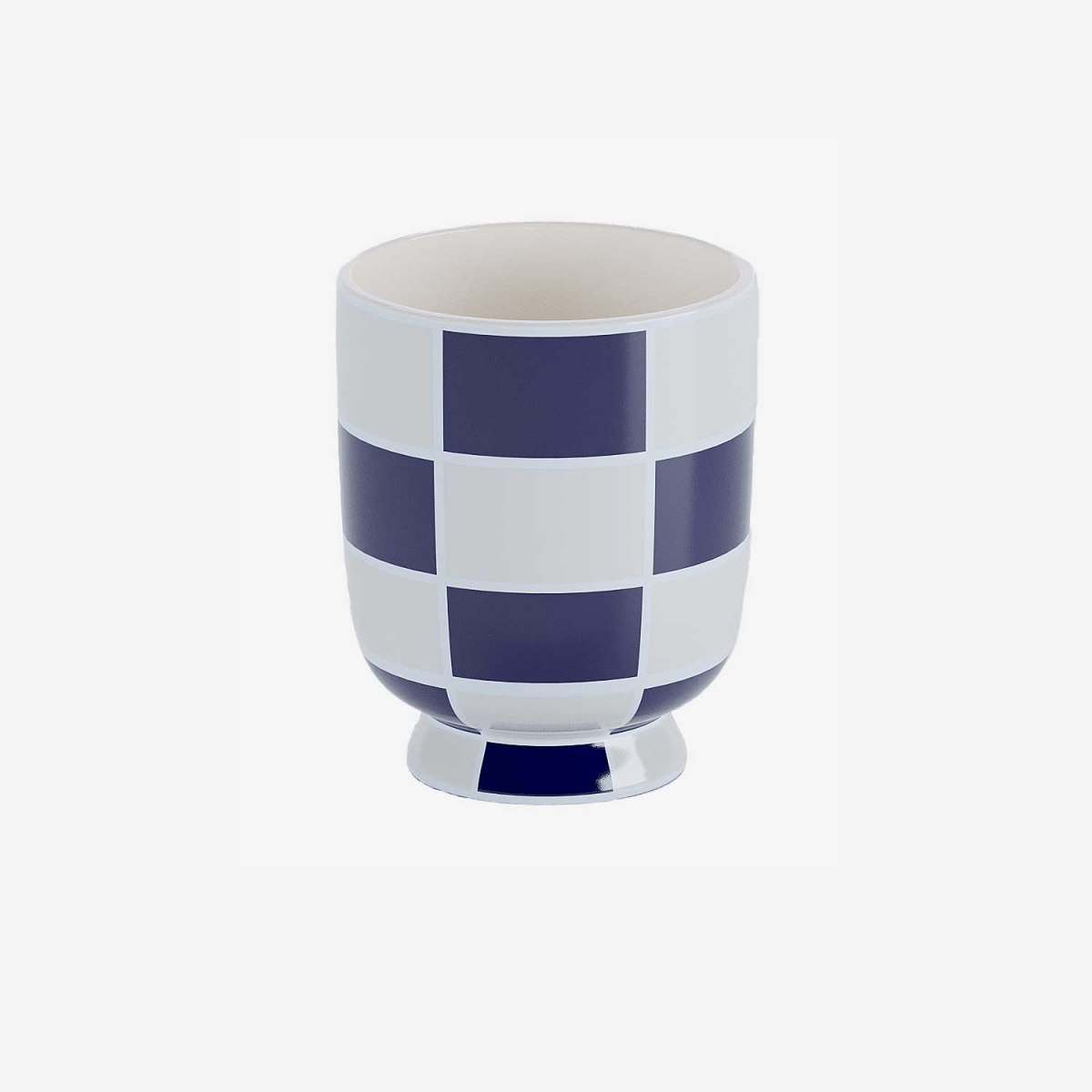 Ce vase, avec sa céramique à damier bleu marine, donne un style géométrique très moderne - Potiron Paris, décoration maison pas cher