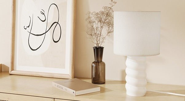 Lampe à Poser Hopper | Céramique Bleue & Abat-jour Lin | Design Apaisant 45cm – Paris Lampe à Poser Hopper | Céramique Bleue & Abat-jour Lin | Design Apaisant 45cm – Paris