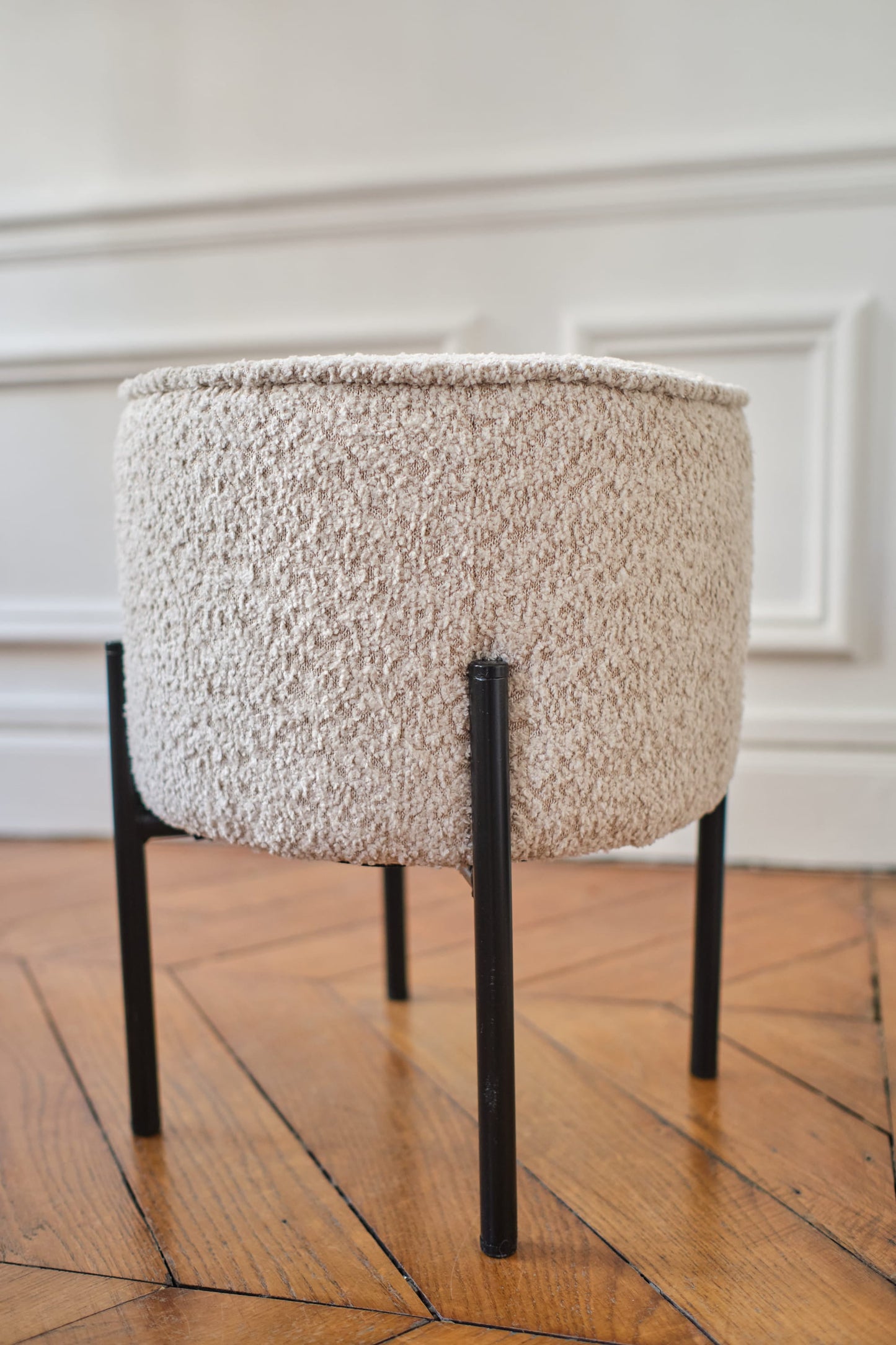 Abel – Pouf rond en tissu bouclette crème pieds en métal Potiron Paris