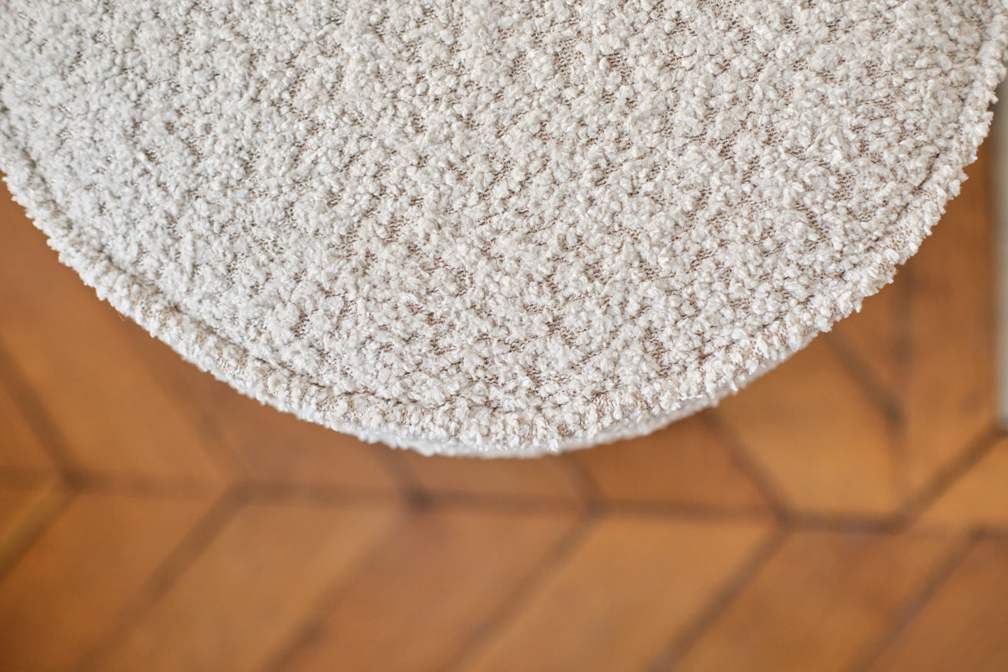 Abel – Pouf rond en tissu bouclette crème pieds en métal Potiron Paris
