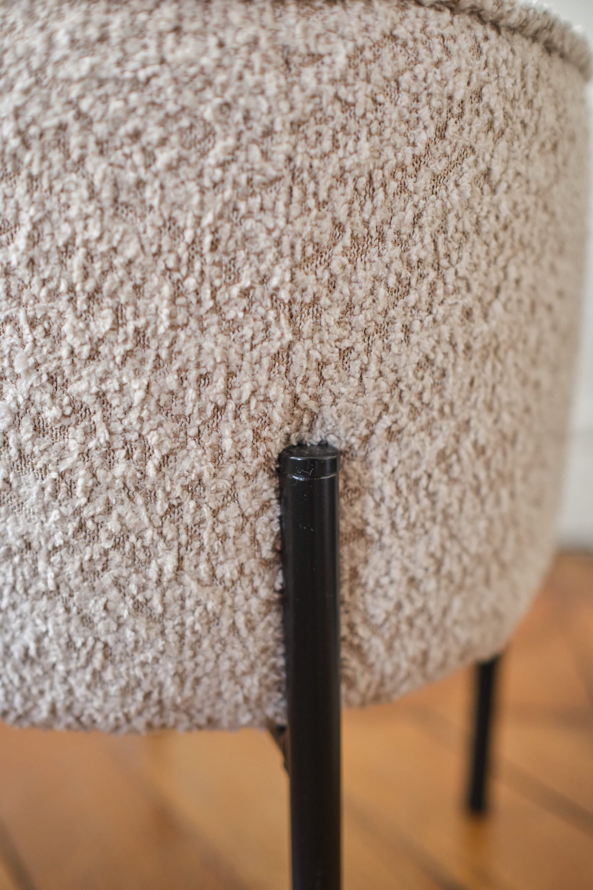 Abel – Pouf rond en tissu bouclette crème pieds en métal Potiron Paris