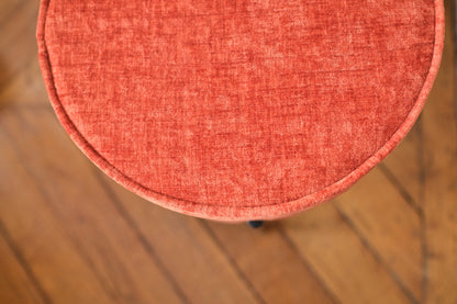 Abel – Pouf rond en velours ocre pieds en métal Potiron Paris
