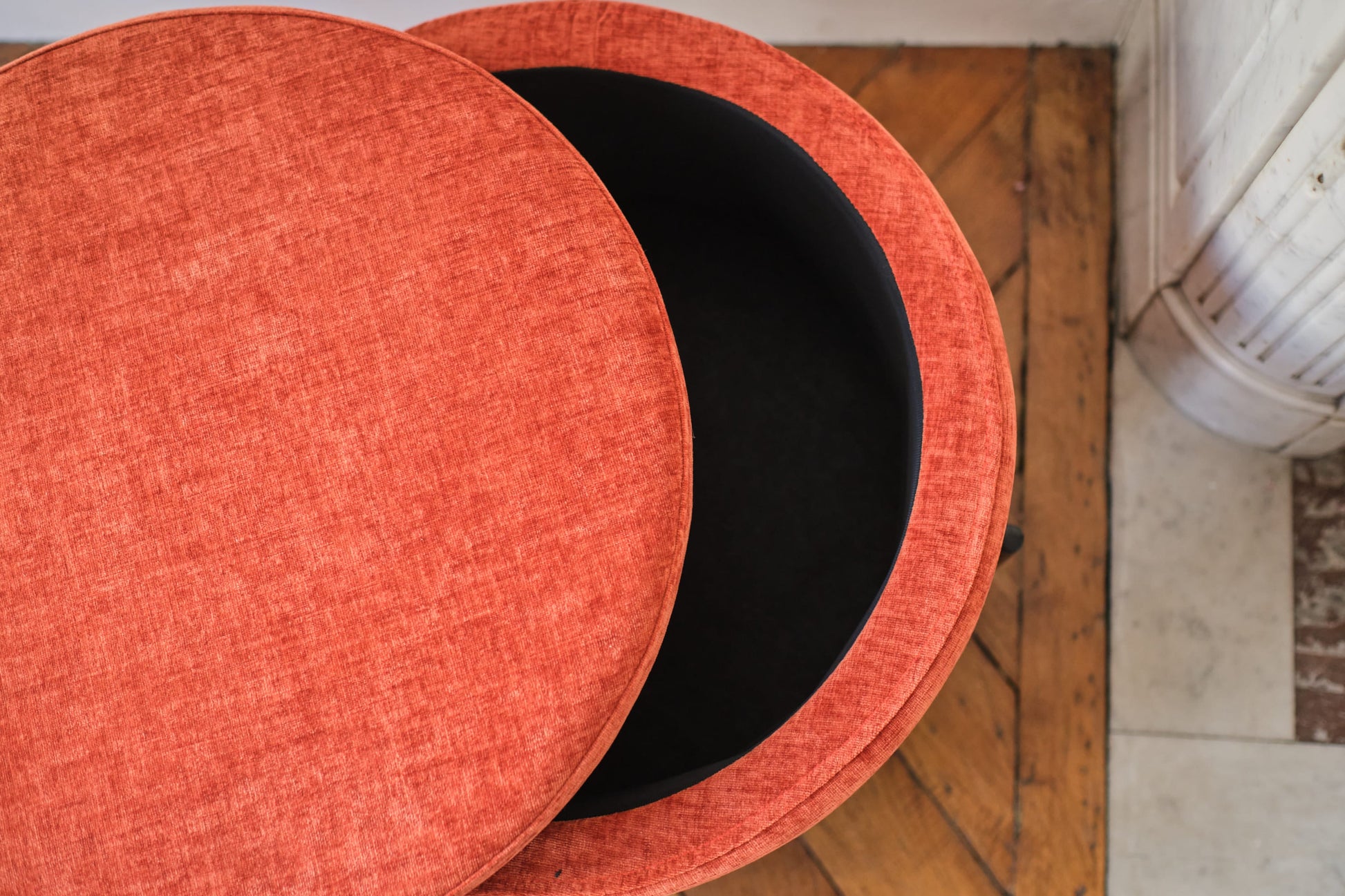 Angelo – Pouf coffre en velours ocre Potiron Paris