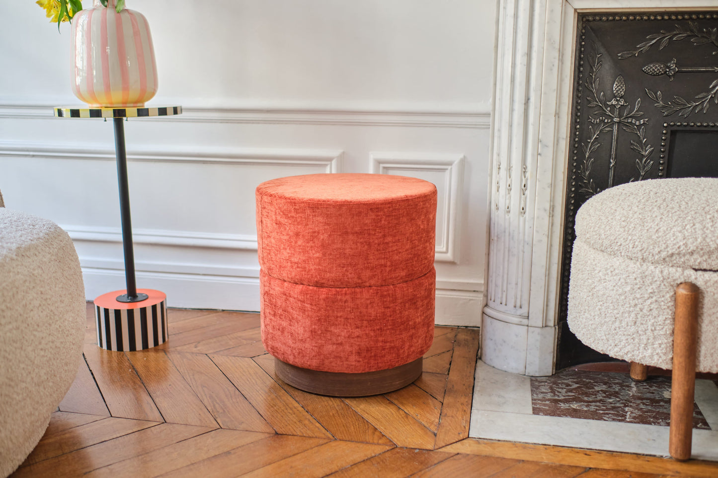 Auguste – Pouf cylindrique en velours ocre Potiron Paris