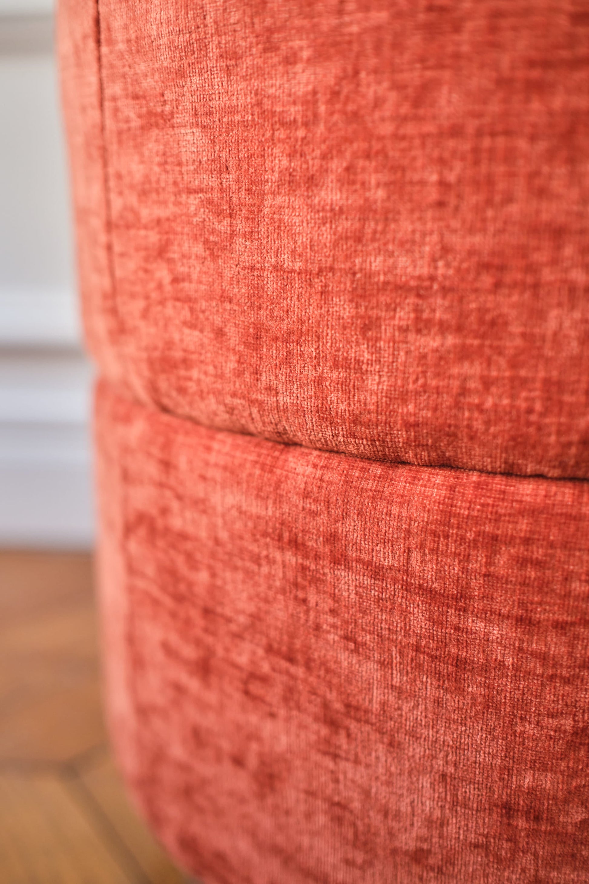 Auguste – Pouf cylindrique en velours ocre Potiron Paris