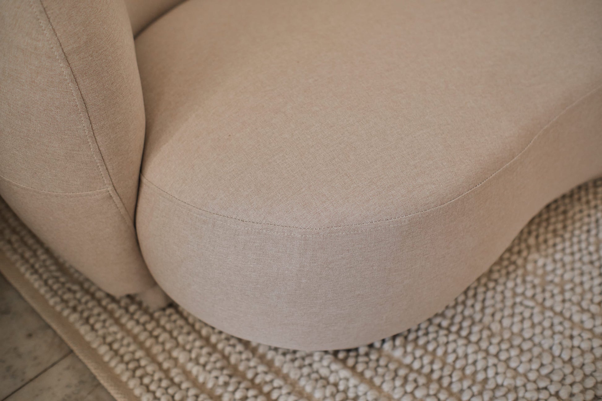 Canapé design tissu beige Bianca Potiron Paris
