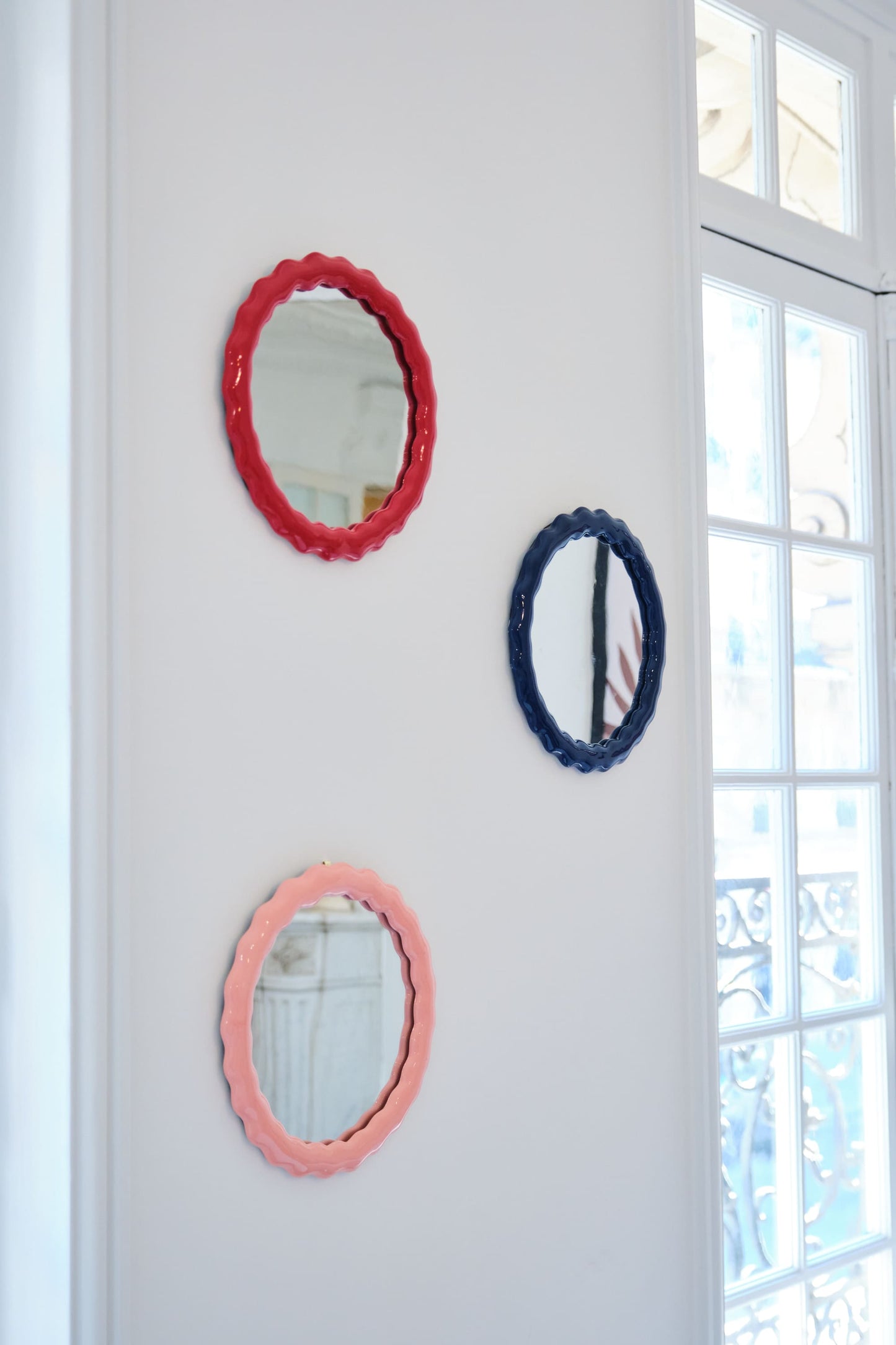 Georgia - Miroir mural design ondulé en céramique rose Potiron Paris