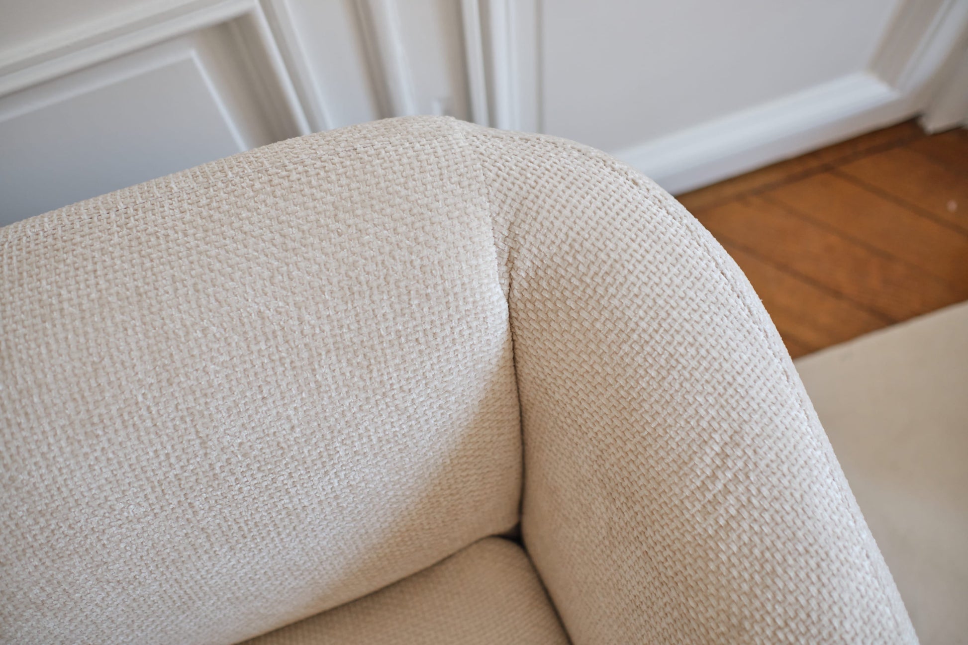 Joyce – Canapé design arrondi tissu chenille blanc Potiron Paris