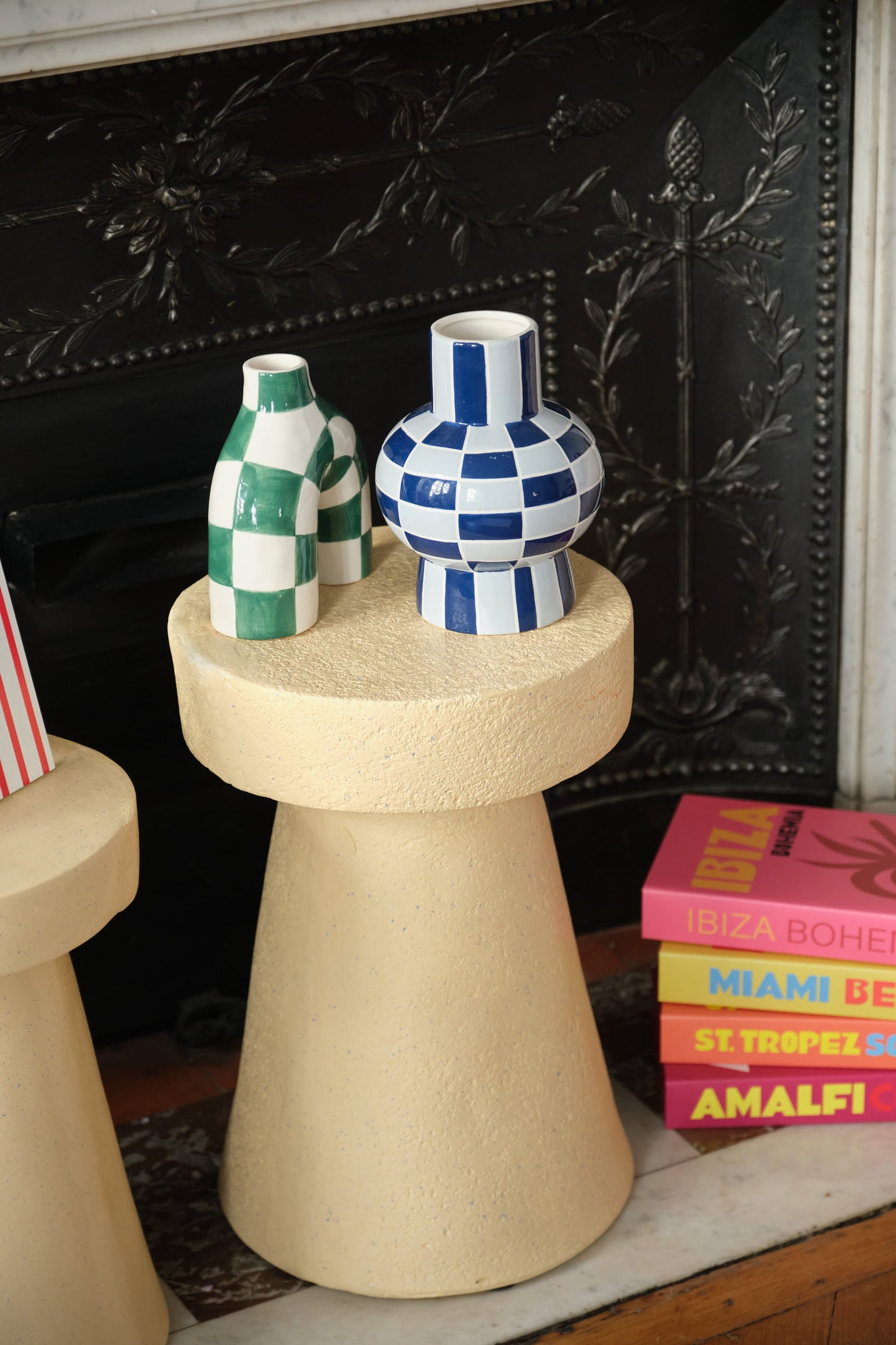 Vase céramique motif damier bleu Louvre Potiron Paris