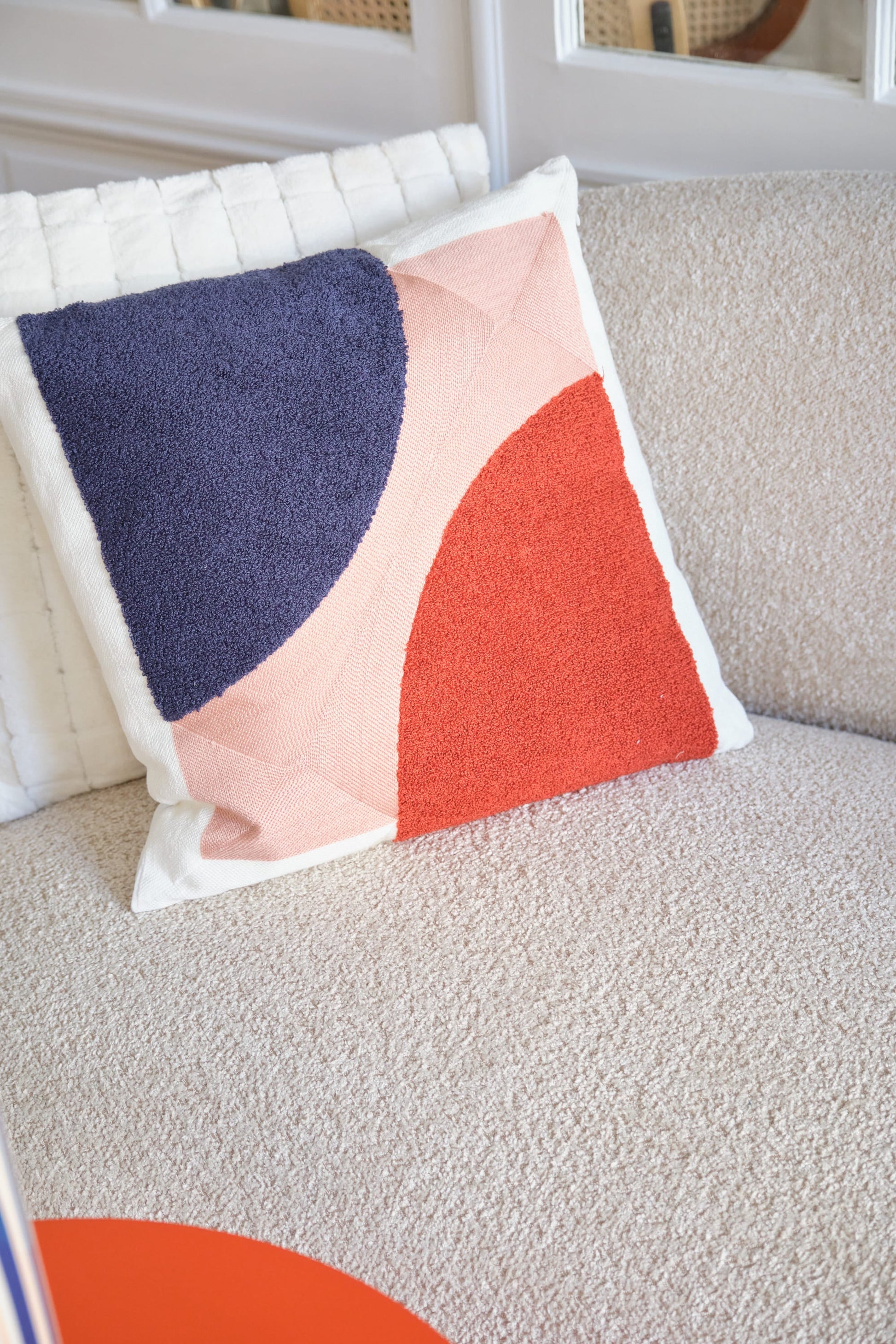 Coussin brodé design moderne coloré Nairobi Potiron Paris