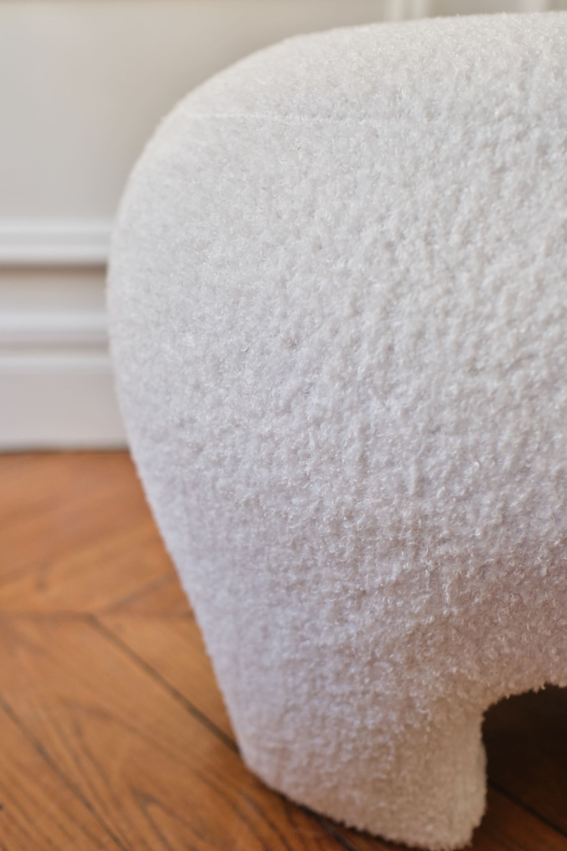 Ninon – Pouf repose-pieds tapissé en bouclette blanche Potiron Paris