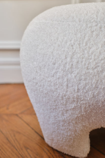 Ninon – Pouf repose-pieds tapissé en bouclette blanche Potiron Paris