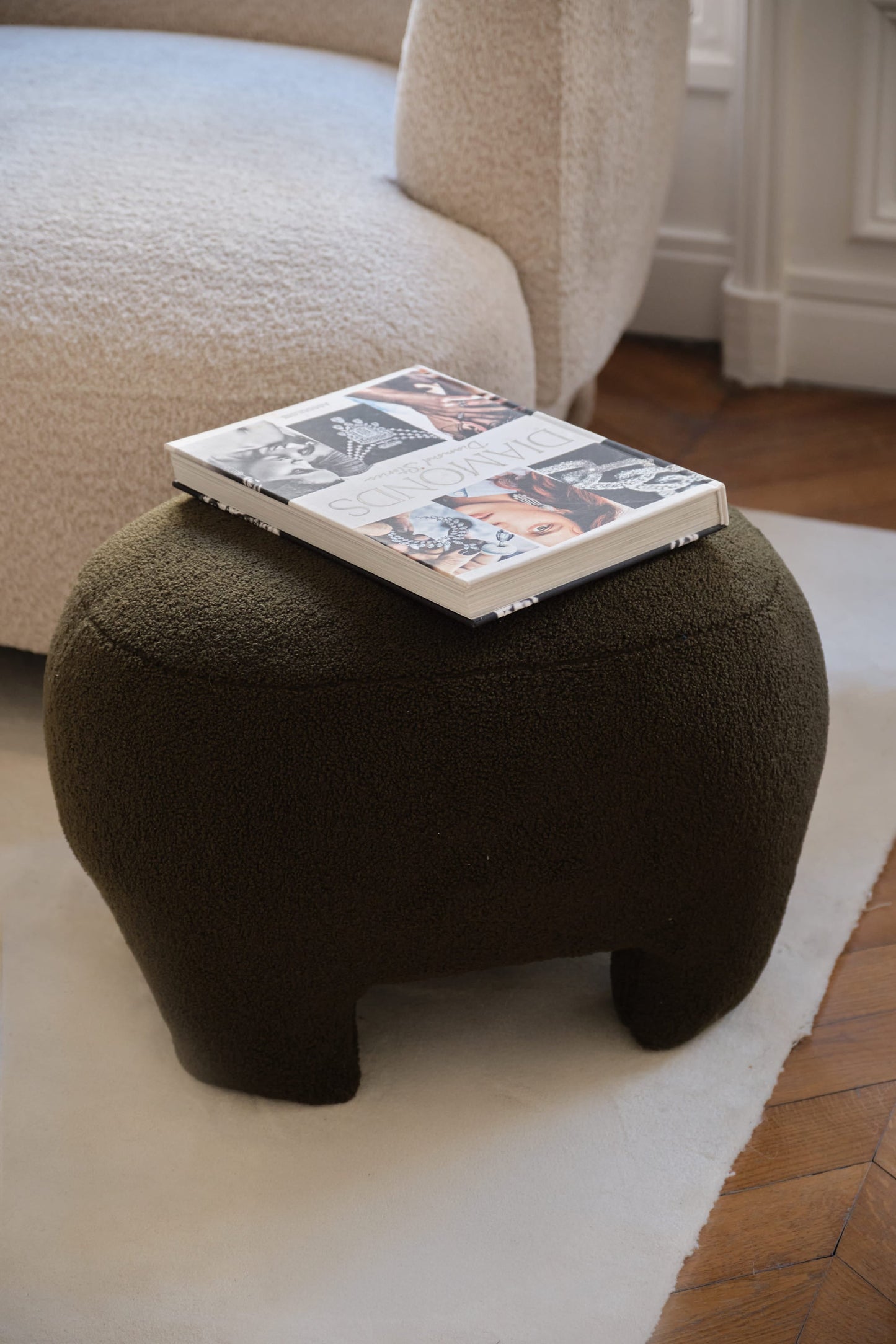 Ninon – Pouf repose-pieds tapissé en bouclette kaki Potiron Paris