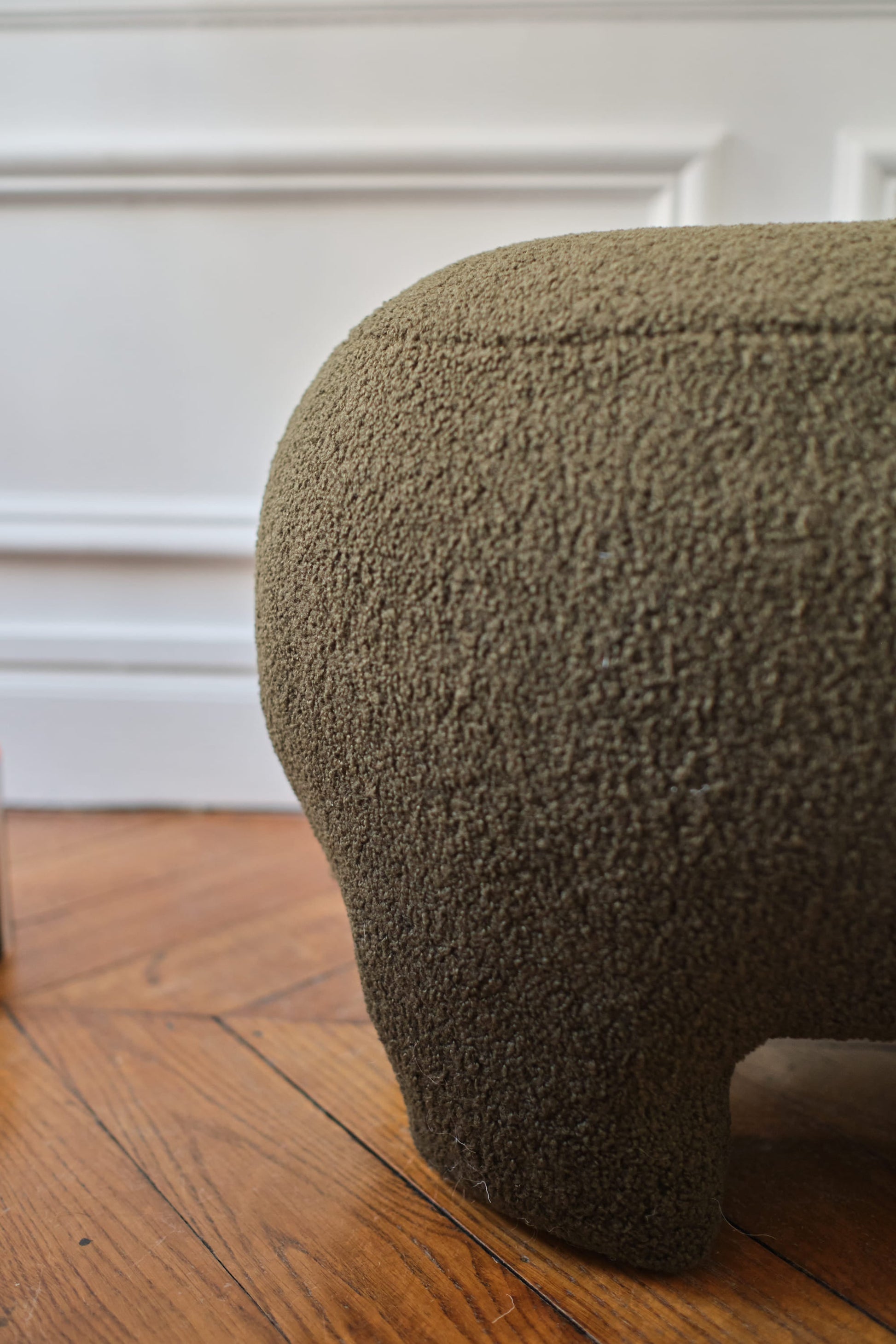 Ninon – Pouf repose-pieds tapissé en bouclette kaki Potiron Paris
