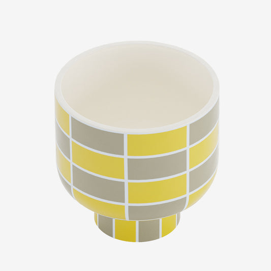 Vase rond en céramique à motifs damier jaune et gris, déco à motifs géométriques