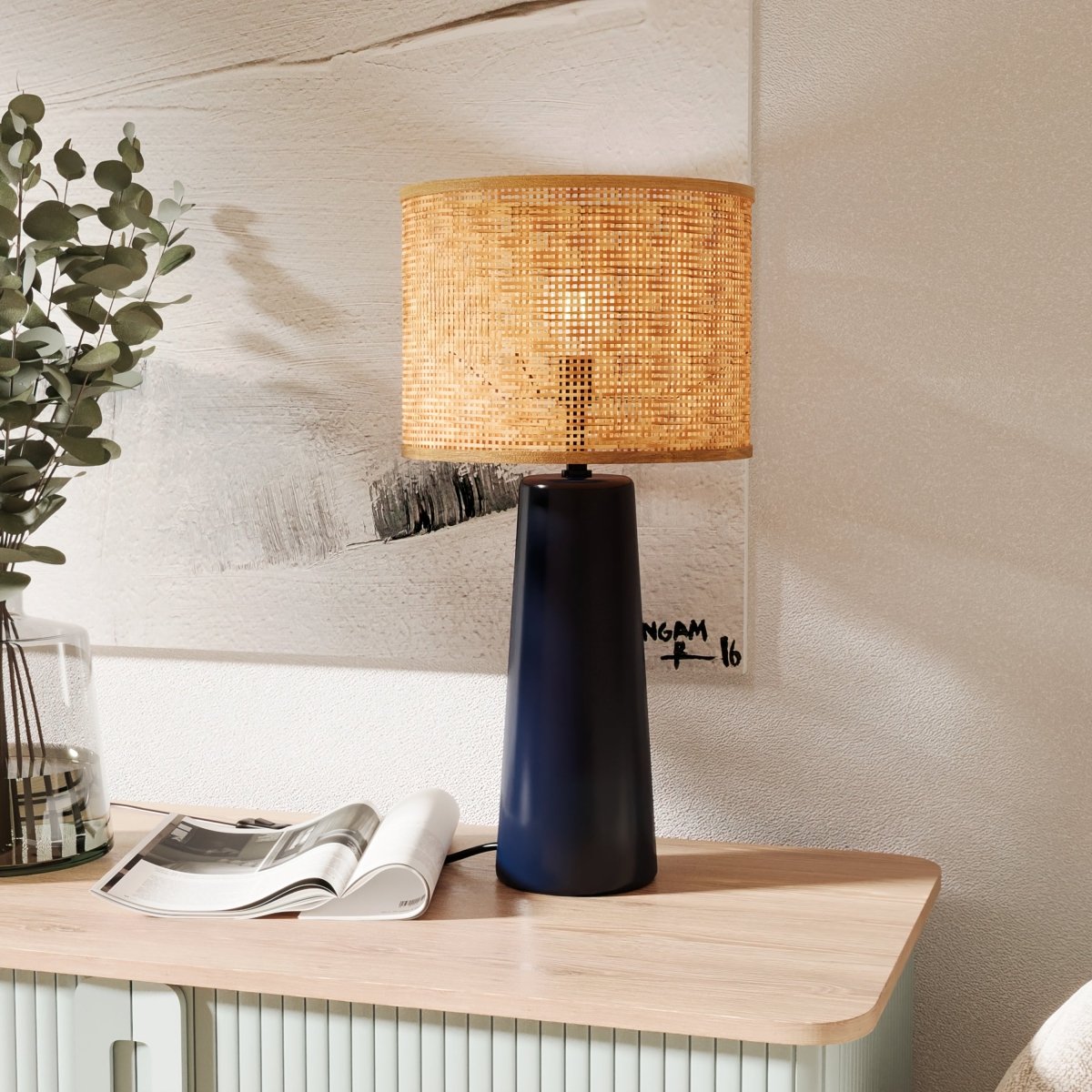 Lampe de salon à poser moderne en céramique bleue et rotin - Potiron Paris, le luminaire design de la décoration d'intérieur chic et moderne