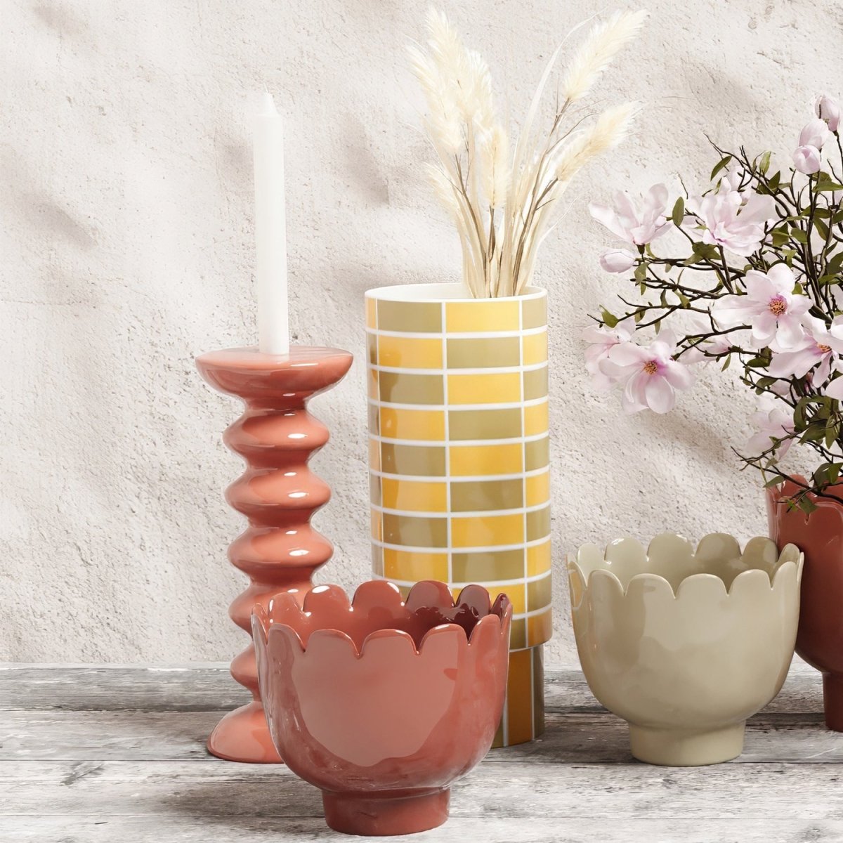 Il suffit d'associer plusieurs vases, cache-pots design et bougeoirs ou chandeliers vintage pour créer une atmosphère séduisante et vous sentir bien chez vous
