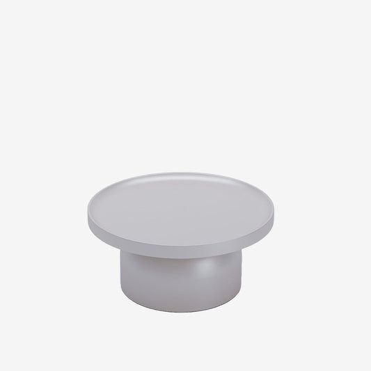 La table basse ronde en métal gris clair Athéna peut se conjuguer par paire ou se combiner avec la table d'appoint en métal gris