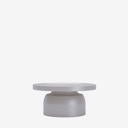 Une table basse ronde en métal gris clair signée Potiron Paris peut donner un style moderne épuré ou un style tendre, bohème, vintage chic 