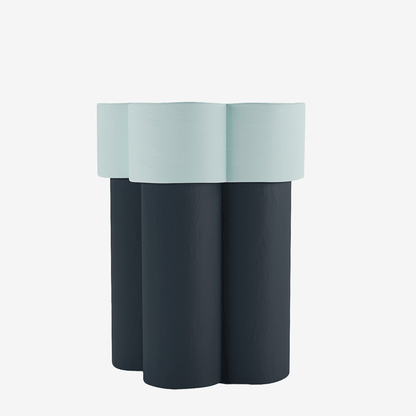 Table d’appoint design bout de canapé original en forme de fleur, magnésie bleue Magnolia Potiron Paris