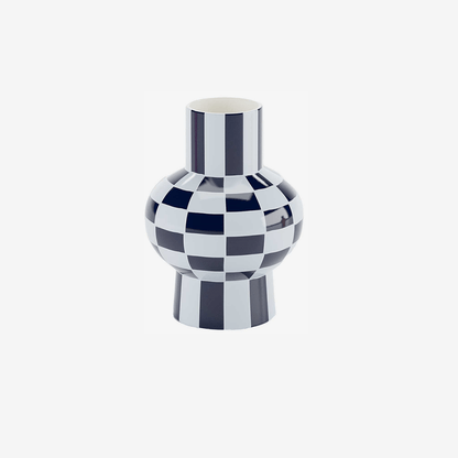 la forme très originale du vase céramique motif damier bleu offre les lignes très modernes du style vintage sixties
