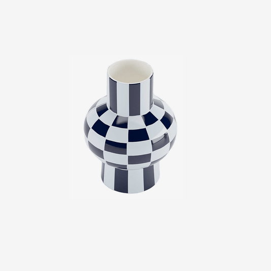 Pour un style moderne chic, le vase céramique motif damier bleu - Potiron Paris, accessoires déco design pas chère pour la maison de style contemporain