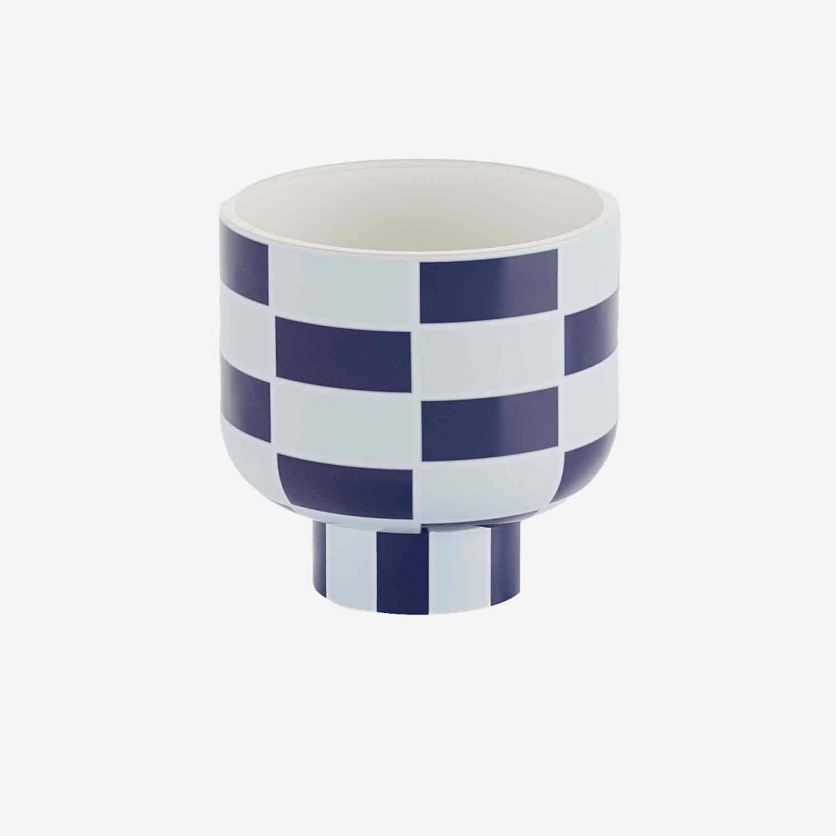 Le vase céramique, avec son motif damier bleu marine, rappelle l'élégance d'un échiquier. A adopter pour un intérieur hauts en couleurs !