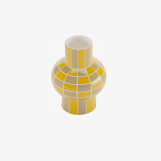 Vase céramique élégant, ventre rond et pied conique : la géométrie est à l'honneur dans un intérieur haut en couleurs