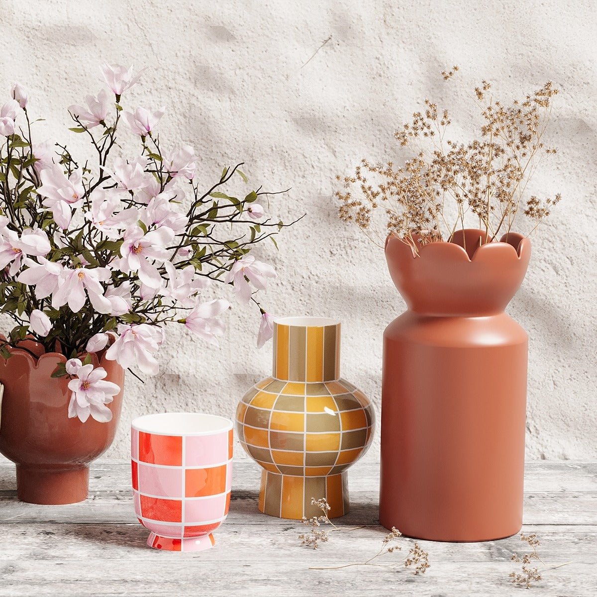 Les amoureux du style bohème associent plusieurs vases céramiques motif damier avec d'autres vases céramique unis et de forme différente