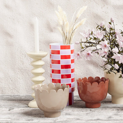 Le conseil déco Potiron Paris : associer le vase tube en céramique et ses motifs damier rouge avec les cache-pots à col tulipe unis