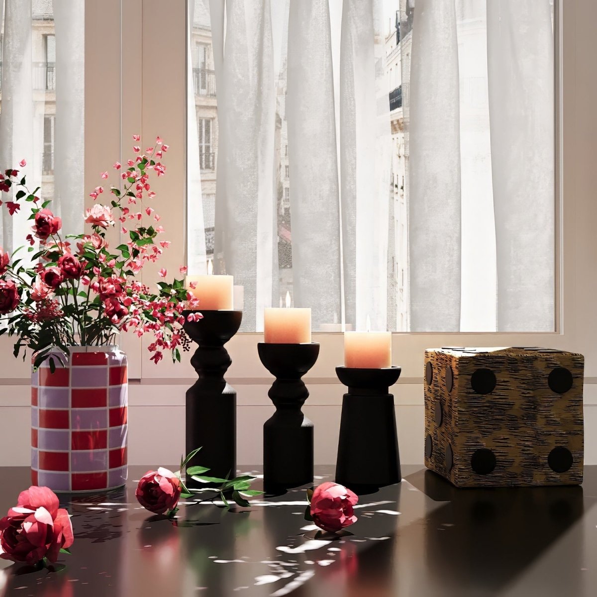 Composez vous-même une compositon déco avec le vase rond à damier en céramique brillante rouge et des bougeoirs modernes