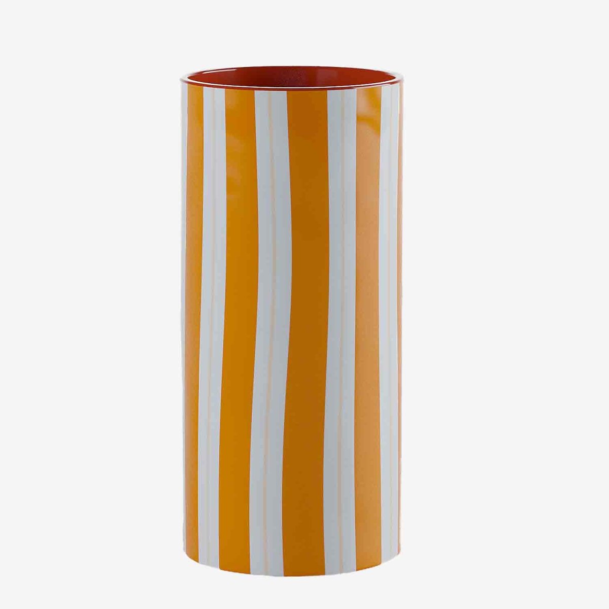Dans une chambre de style bohème avec un bouquet de branches de coton,  dans un salon moderne pour la touche de couleur de la céramique rayée orange, ce grand vase droit est un atout déco